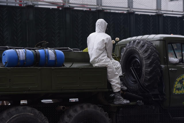 Báo cáo tại cuộc họp, ông Nguyễn Khắc Hiền - Giám đốc Sở Y tế Hà Nội - cho biết, tính đến 8h sáng nay (ngày 7/3), TP vẫn chỉ ghi nhận 1 trường hợp dương tính với Covid-19. TP Hà Nội đã xác định được 33 người tiếp xúc gần với bệnh nhân dương tính với Covid-19 và 90 người tiếp xúc với người tiếp xúc gần, hiện được cách ly theo dõi chặt chẽ.