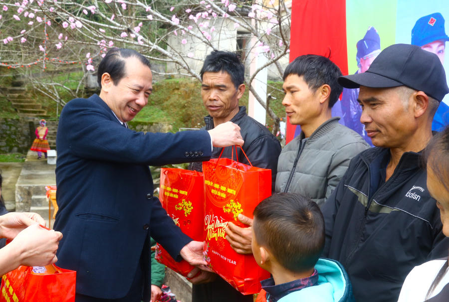 3. PCT tang qua cho ho ngheo...