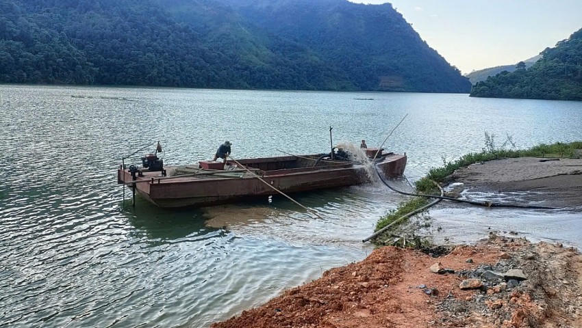 Các đối tượng ngang nhiên khai thác cát trái phép.