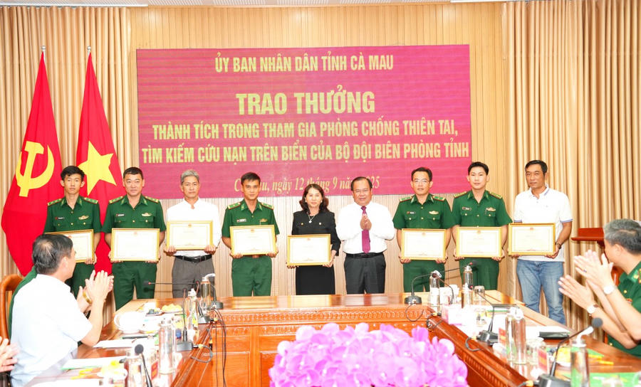 Ông Nguyễn Minh Luân – Phó Chủ tịch UBND tỉnh Cà Mau, trao Bằng khen của UBND tỉnh cho các cá nhân có thành tích xuất sắc trong công tác phòng, chống thiên tai, cứu hộ, cứu nạn ngư dân và thuyền viên nước ngoài gặp nạn trên biển.
