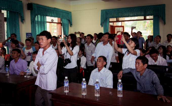 Rất đông người dân cũng như báo chí đặc biệt quan tâm đến phiên tòa, dù bị tạm hoãn.