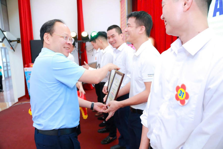 Lãnh đạo Công ty Cổ phần Than Mông Dương trao giải cho các tập thể và cá nhân có thành tích xuất sắc.
