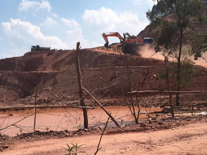 C&ocirc;ng ty Kho&aacute;ng sản Linh Trung vận chuyển đất đi san lấp mặt bằng ngo&agrave;i