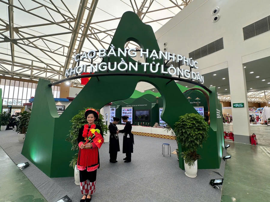 Cao Bằng đem đến không gian trưng bày mang chủ đề “Cao Bằng hạnh phúc – khơi nguồn từ lòng dân”.