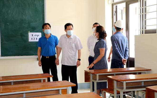 Đồng chí Vương Văn Bằng - Giám đốc Sở Giáo dục và Đào tạo Yên Bái kiểm tra cơ sở vật chất tại Trường THPT Nguyễn Huệ, thành phố Yên Bái.