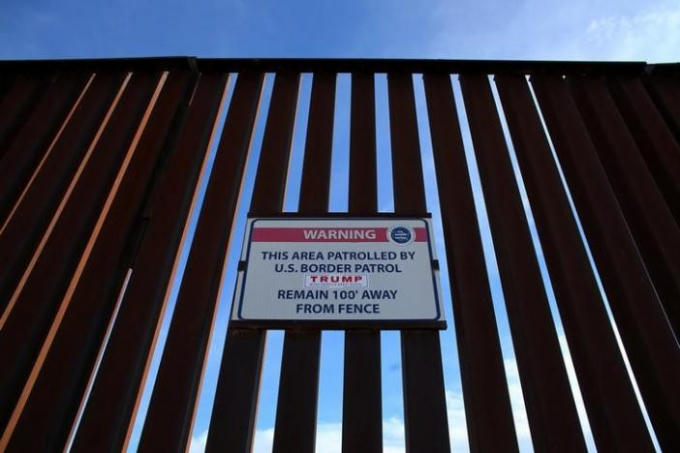 Thông báo của chính quyền Trump về việc xây dựng bức tường biên giới với Mexico. (Ảnh: Reuters)