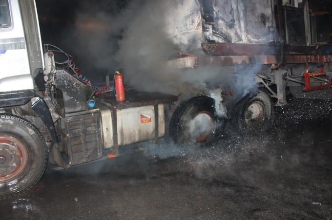 Xe đầu k&eacute;o bỗng dưng ph&aacute;t hỏa tr&ecirc;n Quốc lộ 1A