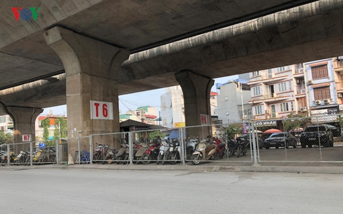 Tuy nhiên, đề nghị này của UBND thành phố Hà Nội đã bị Bộ GT-VT bác bỏ và cho rằng việc tiếp tục cho phép sử dụng gầm cầu vượt để làm điểm trông giữ xe và sửa đổi một số điều của Thông tư 35/2017/TT-BGTVT theo đề nghị của UBND TP Hà Nội là không có cơ sở pháp lý.