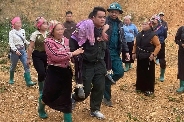 Lực lượng chức năng giải cứu thành công người dân bị thương nặng. Ảnh: Công an tỉnh Lai Châu.