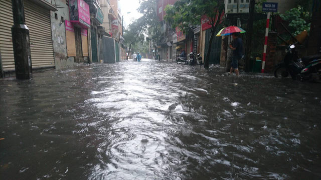 Nước ngập sâu trên một tuyến phố.