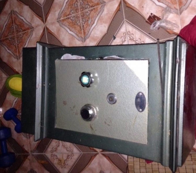 Chiếc két sắt của gia đình ông Khánh bị trộm đột nhập và cạy phá (Ảnh do cơ quan điều tra cung cấp).