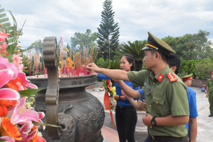Đoàn Thanh niên dâng hoa, dâng hương tại nghĩa trang liệt sỹ TP Huế.