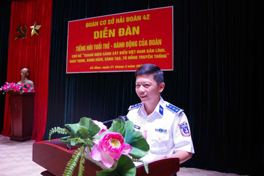 Thượng tá Vũ Đình Ngà - Uỷ viên Ban Thường vụ Đảng uỷ, Phó Chính uỷ Hải đoàn 42 phát biểu kết luận diễn đàn.