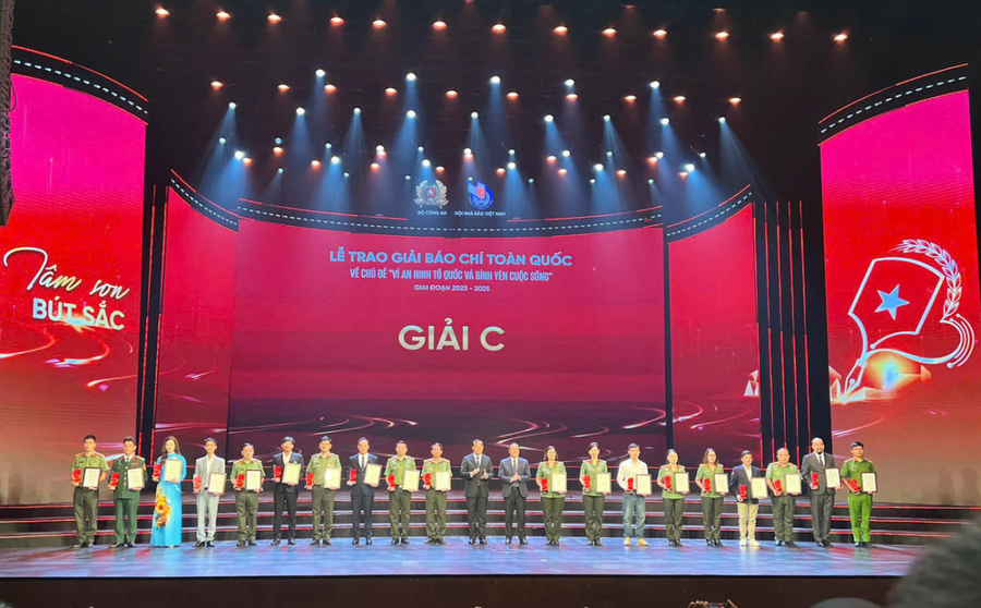 Phóng viên Báo Pháp luật Việt Nam và các tác giả, đại diện nhóm tác giả nhận giải C Giải báo chí toàn quốc "Vì an ninh tổ quốc vì bình yên cuộc sống".