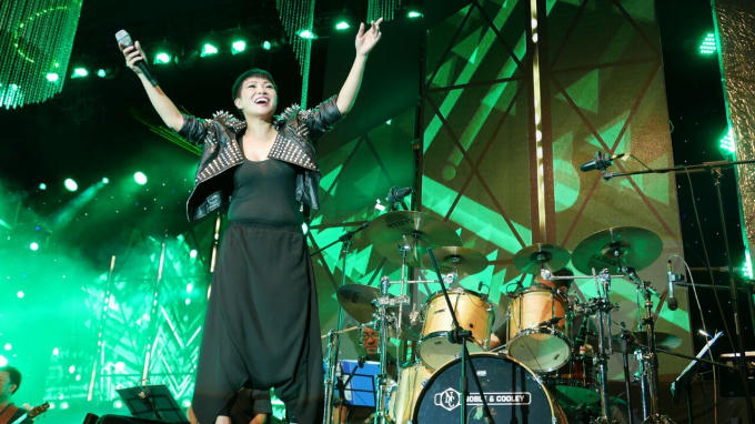 Phương Thanh máu lửa trên sân khấu.