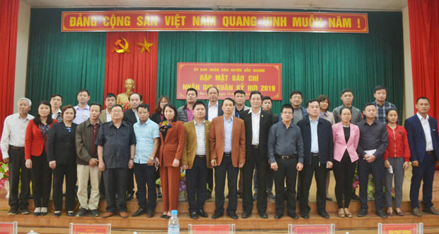 Lãnh đạo huyện chụp ảnh cùng các phóng viên làm báo trên địa bàn tỉnh Hà Giang.