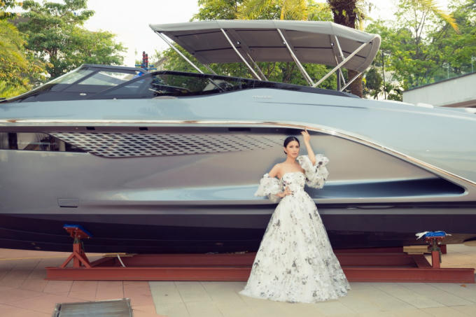 Lúc đầu, NTK Trisha Vu chỉ mời Loan Vương tới dự và xem show. Nhưng với màn xuất hiện đầy ấn tượng của Loan Vương trong chiếc váy bồng bềnh như nàng công chúa bước ra từ truyện cổ tích, NTK đã ngỏ ý mời Loan Vương mặc một thiết kế mới của mình và lên sân khấu trình diễn với vai trò vedette kết show. Trên sân khấu, cô cũng bày tỏ mong muốn Loan Vương sẽ trở thành đại sứ hình ảnh cho thương hiệu thời trang của mình tại Singapore và mời cô ở lại đây thêm vài ngày để chụp hình quảng cáo.