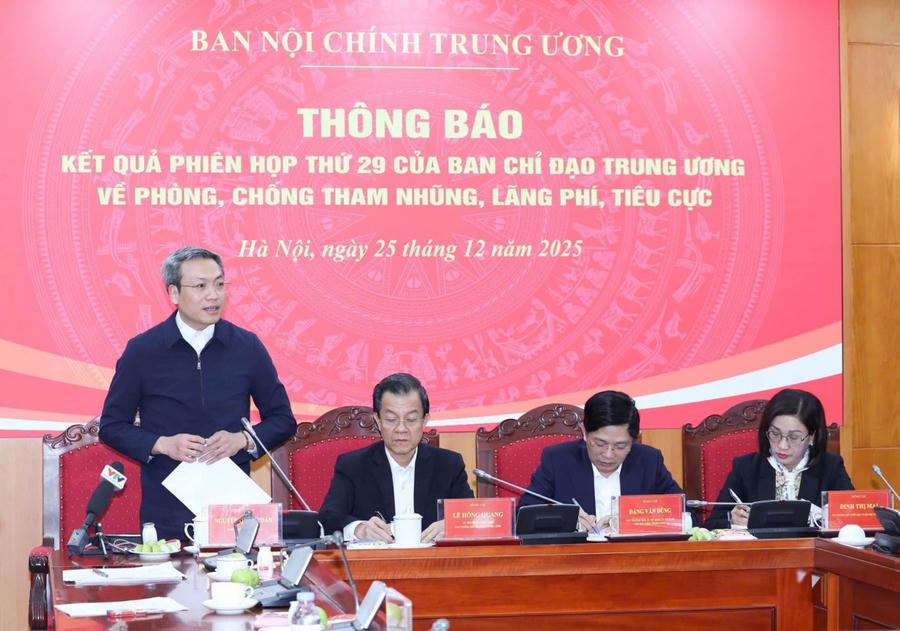Thiếu tướng Nguyễn Quốc Toản, Chánh Văn phòng Bộ Công an, Người phát ngôn Bộ Công an trả lời câu hỏi của phóng viên.