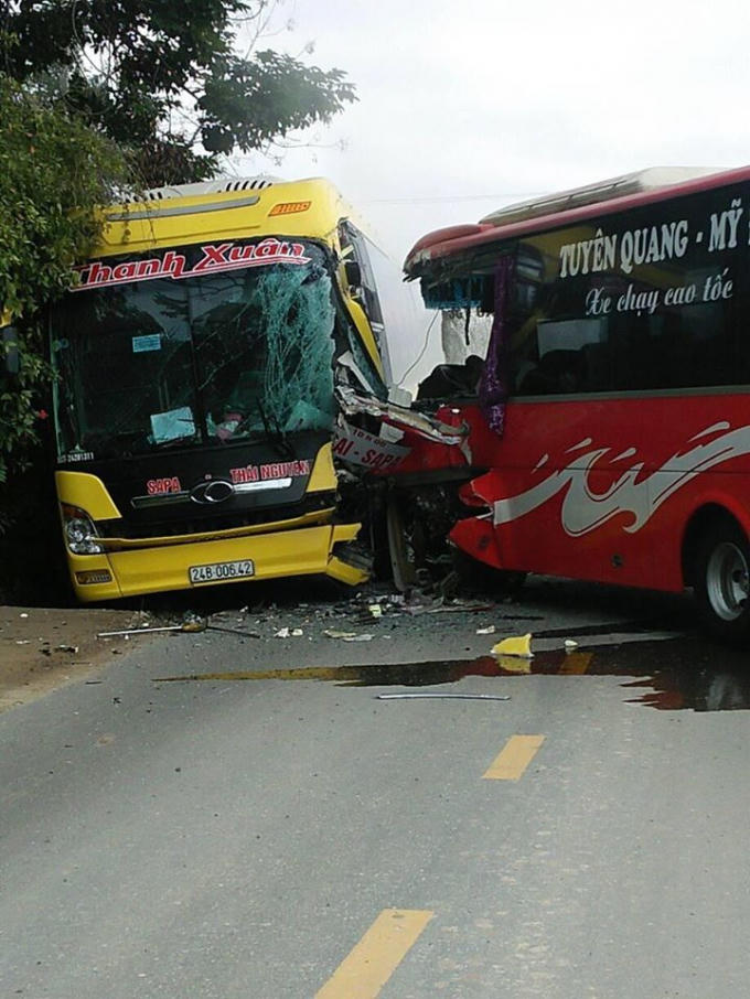 Tuy&ecirc;n Quang: Xe kh&aacute;ch đấu đầu kinh ho&agrave;ng, t&agrave;i xế nhập viện