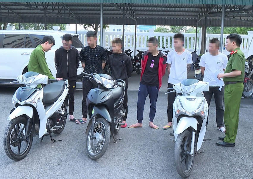 Nhóm thanh niên bị cơ quan chức năng triệu tập.