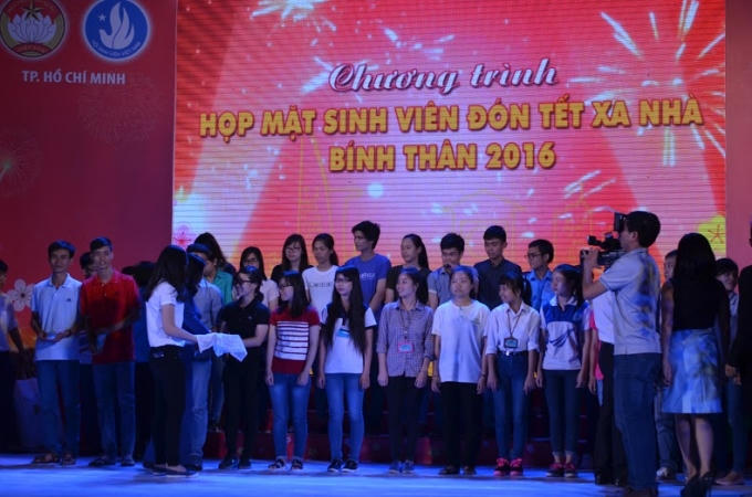 1000 phần qu&agrave; đ&atilde; được trao cho c&aacute;c sinh vi&ecirc;n ngh&egrave;o đ&oacute;n tết xa nh&agrave;