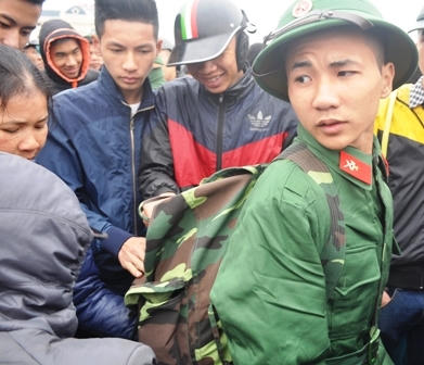 Lưu luyến ph&uacute;t l&ecirc;n đường, người th&acirc;n gửi gắm v&agrave; dặn d&ograve; lần cuối.              Bịn rịn nước mắt ph&uacute;t chia tay...