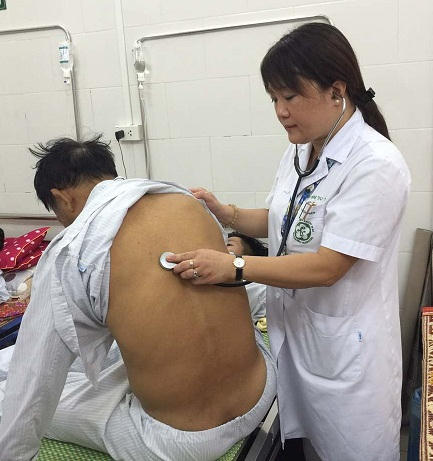 BS Trà đang thăm khám cho bệnh nhân nhiễm sán lá gan. Ảnh: M.Thanh