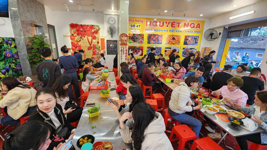 Những cửa hàng bánh tôm, bún ốc - một thứ quà mà nhiều người đến phủ Tây Hồ thưởng thức luôn đông kín khách.