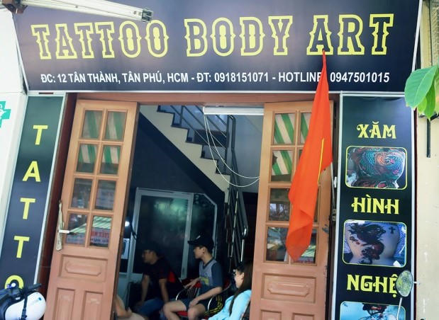 Cơ sở nơi Kiên Trần làm nghệ thuật tuy nhỏ nhưng lúc nào cũng đông khách.