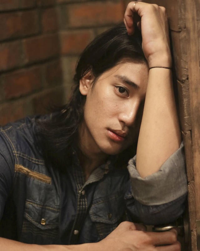 Anh vừa làm người mãu, vừa làm ca sĩ, diễn viên và MC tại Myanmar.