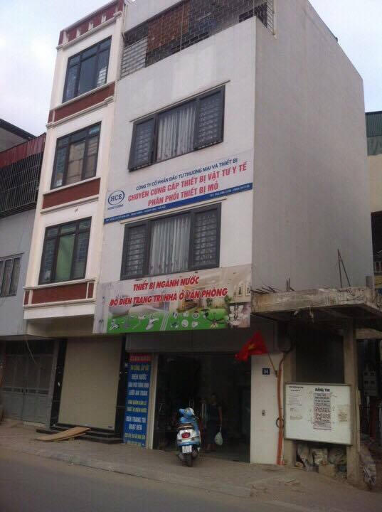 Dưới lòng đường có thể đậu ô tô, không có biển cấm đỗ xe.