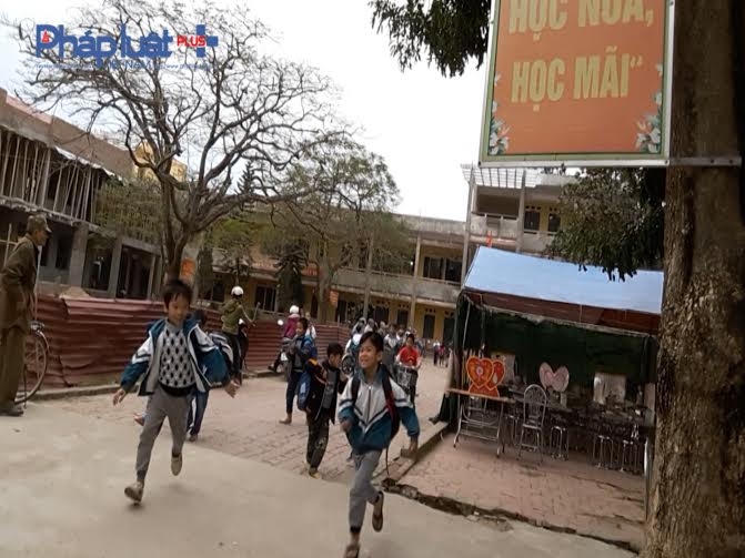 Lãnh đạo Trường Tiểu học Nhân Hòa thừa nhận là đã cho gia đình ông Quang tổ chức tiệc cưới tại sân trường.