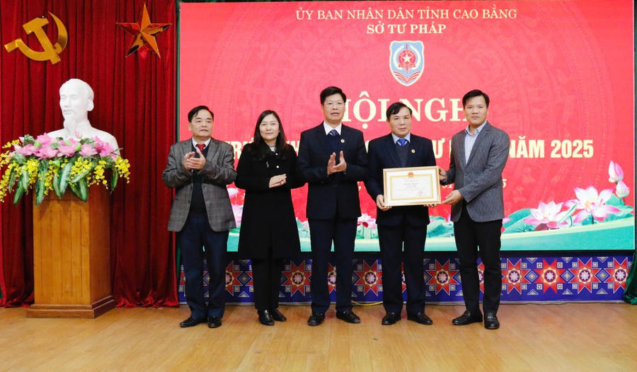 Thừa ủy quyền của Bộ Trưởng Bộ Tư pháp, Phó Chủ tịch UBND tỉnh Trịnh Trường Huy trao Bằng khen tặng tập thể có thành tích xuất sắc.