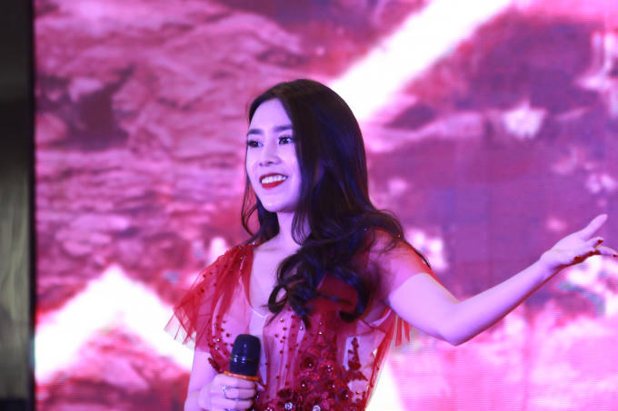 Ca sĩ Phan Linh với b&agrave;i h&aacute;t