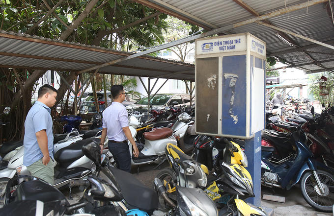 Sau đó với sự xuất hiện của điện thoại di động, bốt điện thoại dần trở nên lạc hậu. Tháng 12/2012, dịch vụ điện thoại thẻ công cộng bị khai từ trên toàn quốc, các bốt điện thoại cũng bị tháo dỡ. 