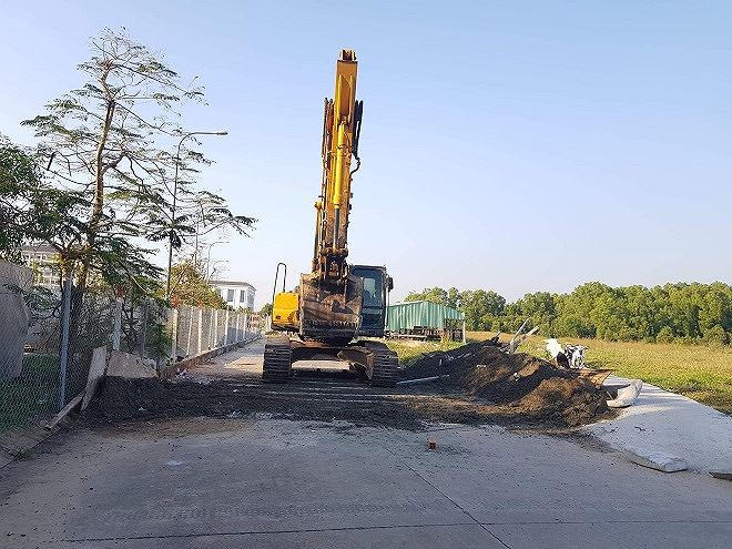 Chiếc máy xúc của Công ty Chín Chín Núi bỏ lại hiện trường.