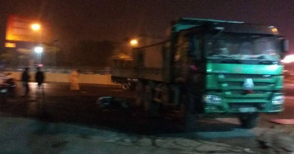 Một chiếc xe tải gây tai nạn giao thông trên tuyến Quốc lộ 32 vào lúc rạng sáng.