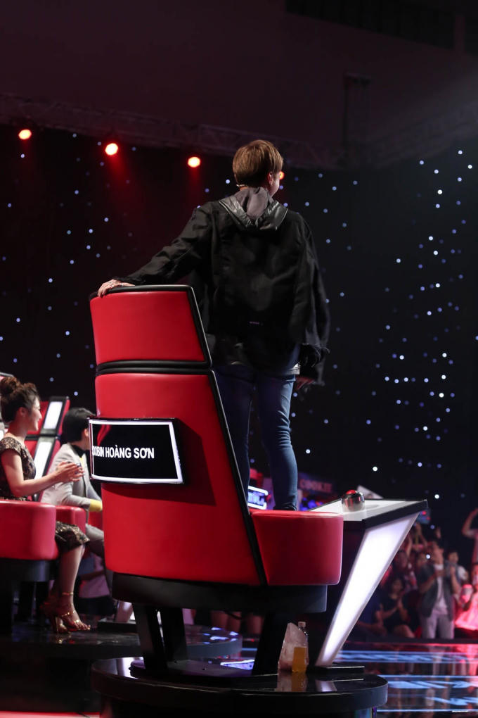 Cậu bé “búi tóc” Quốc Thái hát tiếng Anh khiến 4 HLV “lao” lên sân khấu tranh giành