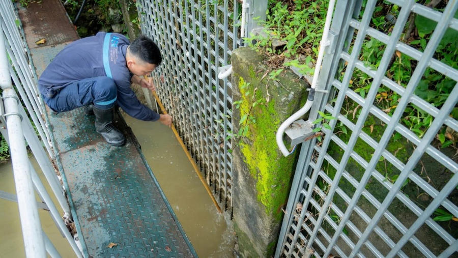 Để phòng ngừa tình trạng ngập úng có thể xảy ra do mưa lớn, các cảng hàng không đã tiến hành nạo vét hệ thống mương thoát nước, khơi thông dòng chảy, đảm bảo thông thoáng đáp ứng khả năng thoát nước liên tục, không để ứ đọng, gây ảnh hưởng đến khu vực hoạt động của tàu bay và các công trình khác. Ảnh: Khơi thông dòng chảy tại Cảng HKQT Nội Bài