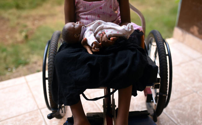 Hình ảnh nhói lòng cô bé 5 tuổi bị liệt nửa thân dưới sau khi bị người họ hàng tấn công tình dục. Ảnh: Reuters