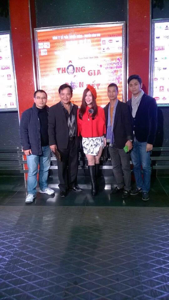 Đạo diễn Phạm Nguyên Bắc chụp ảnh cùng các nghệ sỹ tại buổi họp báo