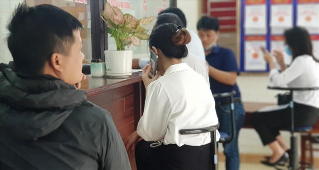 Người dân đến làm thủ tục chuyển nhượng đất đai tại Văn phòng đăng ký đất đai huyện Gia Viễn (Ảnh: Thái Bá).