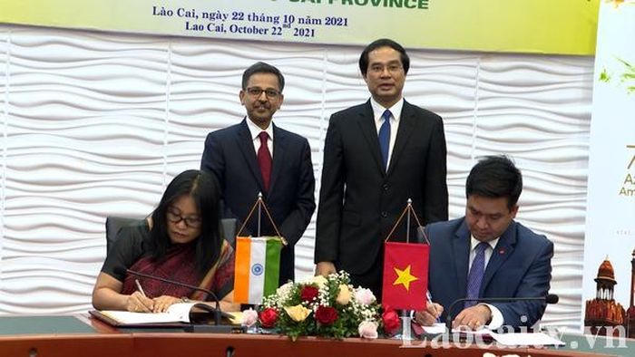 Đại sứ quán Ấn Độ và đại diện UBND thị xã Sa Pa ký biên bản ghi nhớ dự án hỗ trợ - Ảnh BLC.