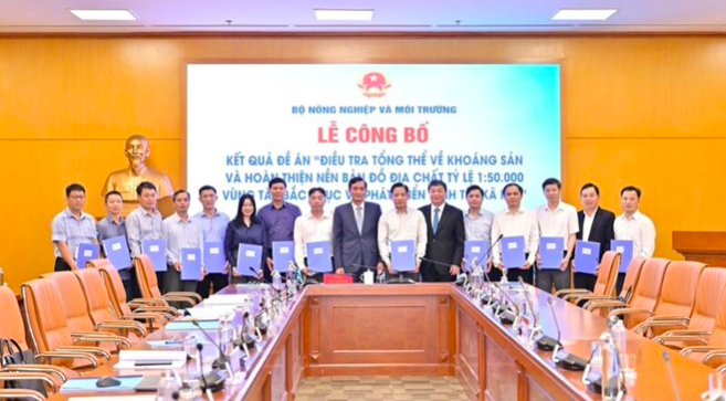 Lãnh đạo Bộ Nông nghiệp và Môi trường bàn giao kết quả Đề án cho 14 tỉnh Tây Bắc để phục vụ quy hoạch phát triển kinh tế - xã hội, hu hút đầu tư và đảm bảo khai thác khoáng sản bền vững. Ảnh: Nguyễn Thủy.