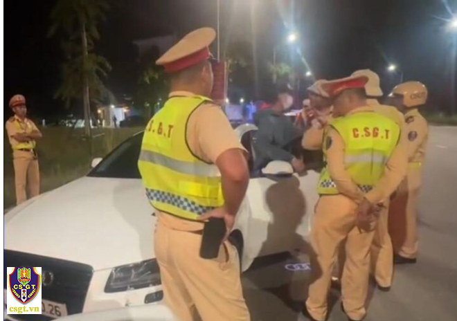 Lực lượng CSGT truy bắt tài xế Audi có hành vi lạng lách, chèn ép xe khác trên cao tốc, người này được xác định là Vũ Xuân B., dương tính với ma túy.
