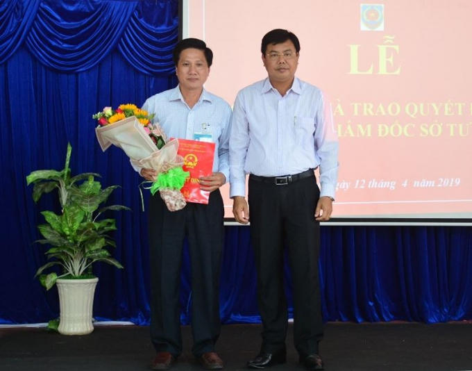 Chủ tịch UBND tỉnh Cà Mau Nguyễn Tiến Hải (bên phải) trao Quyết định bổ nhiệm chức vụ Giám đốc Sở Tư pháp cho ông Phạm Chí Hải.