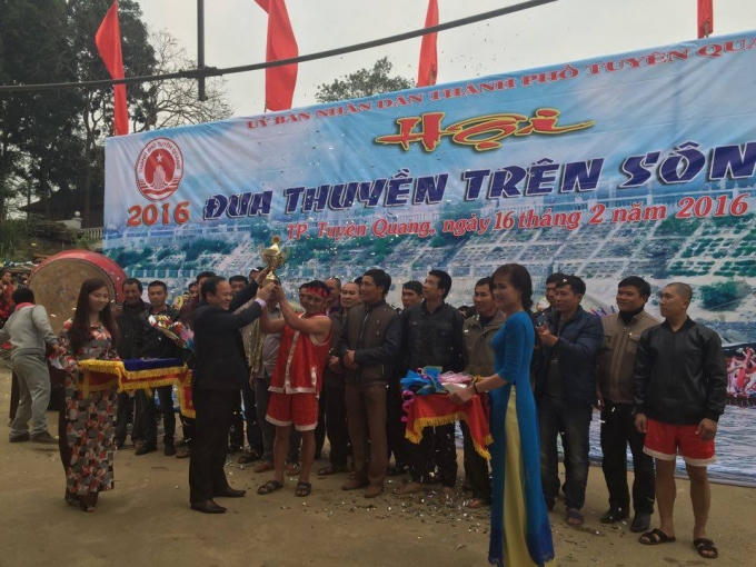 Ban tổ chức trao giải nhất, nhì, ba cho các thuyền đua. (Ảnh: Ngọc Diệp).