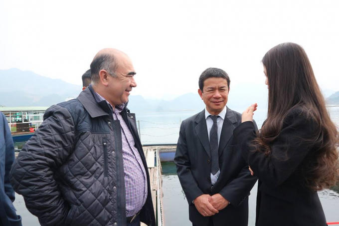 Ông Nguyễn Trọng Cử (giữa) đang chia sẻ kinh nghiệm nuôi cá tầm cho Phó Thủ tướng Uzbekistan. (Ảnh: báo Dân Việt)