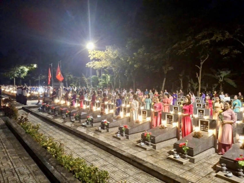 Những ánh đèn toả sáng khắp Nghĩa trang Liệt sĩ.