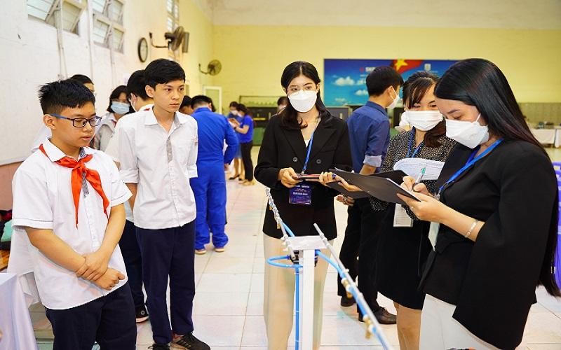 Ban giám khảo chấm điểm tại cuộc thi